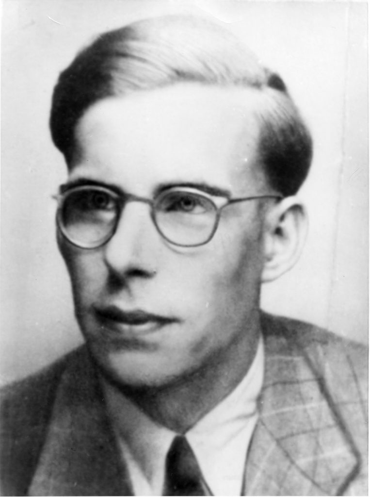 Schwarz‑weiß‑Porträt von Hans Coppi, deutscher Widerstandskämpfer der „Roten Kapelle“, mit Brille und seriösem Blick.