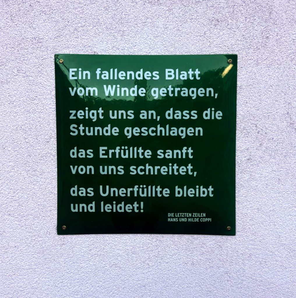 Grüne Gedenktafel mit letztem Gedicht von Hans und Hilde Coppi: „Ein fallendes Blatt vom Winde getragen …“