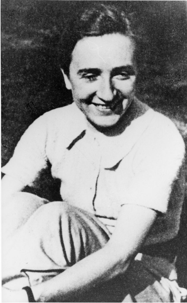 Hier ist ein historisches Porträt von Hilde Coppi, aufgenommen bei der Gedenkstätte Deutscher Widerstand, das ihr freundliches Lächeln und ihr Gesicht zeigt