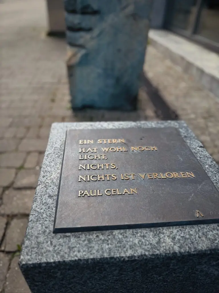 Bronzetafel auf Steinsockel mit Zitat von Paul Celan ("Ein Stern hat wohl noch Licht..."), Union-Gelände Frankfurt.