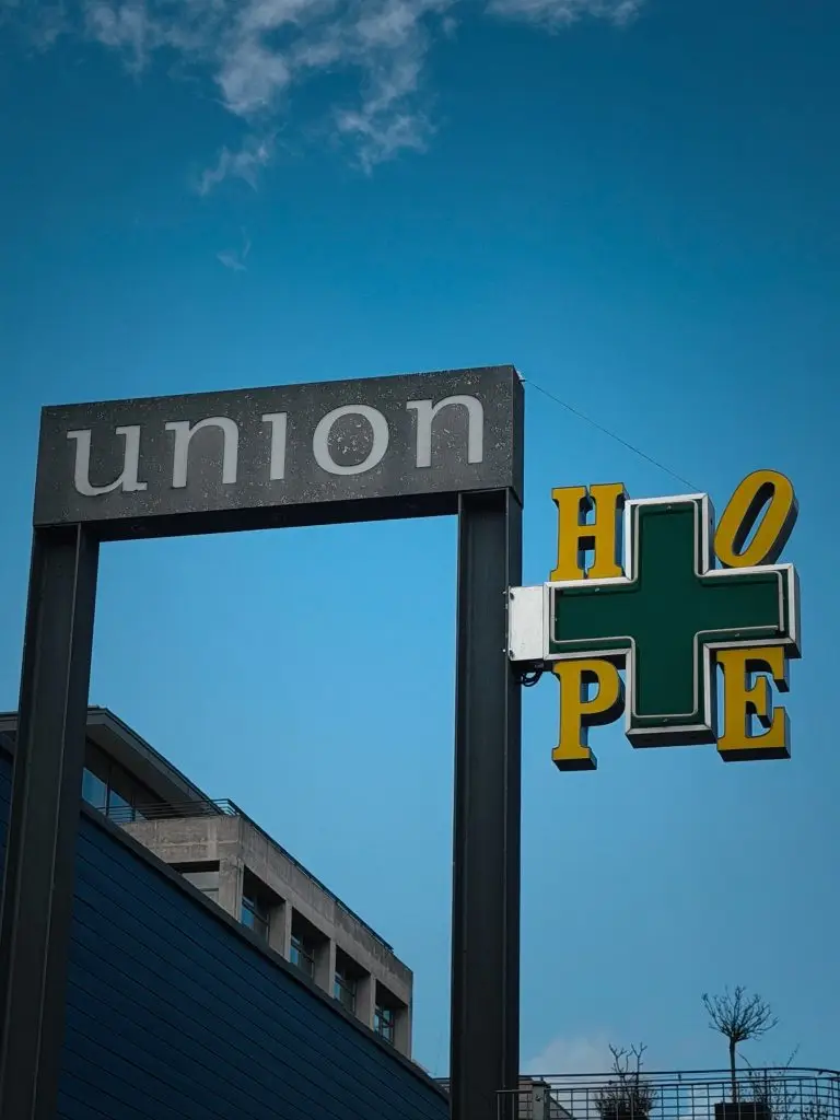 Eingangsschild "union" mit grünem Kreuz und den gelben Buchstaben "HOPE" auf dem Frankfurter Union-Gelände.