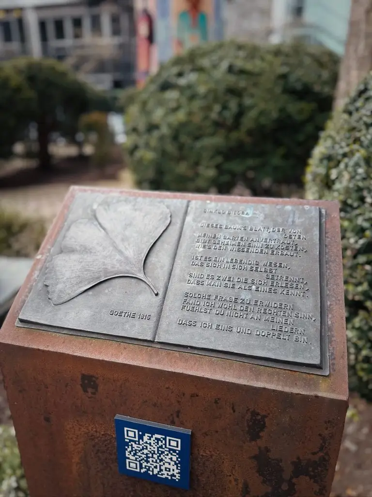 Bronzene Gedenktafel in Buchform mit Ginkgoblatt und Goethe-Gedicht auf dem Frankfurter Union-Gelände.