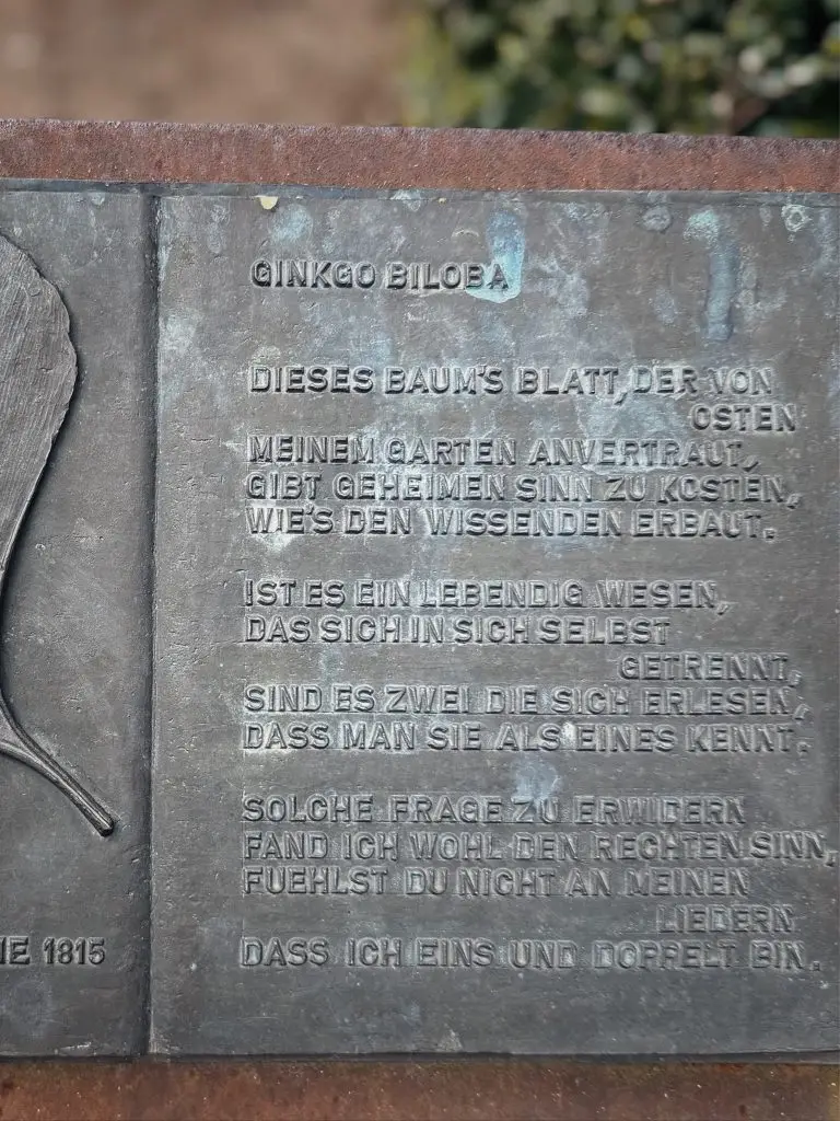 Nahaufnahme der bronzenen Gedenktafel auf dem Frankfurter Union-Gelände mit Goethes Gedicht "Ginkgo Biloba".
