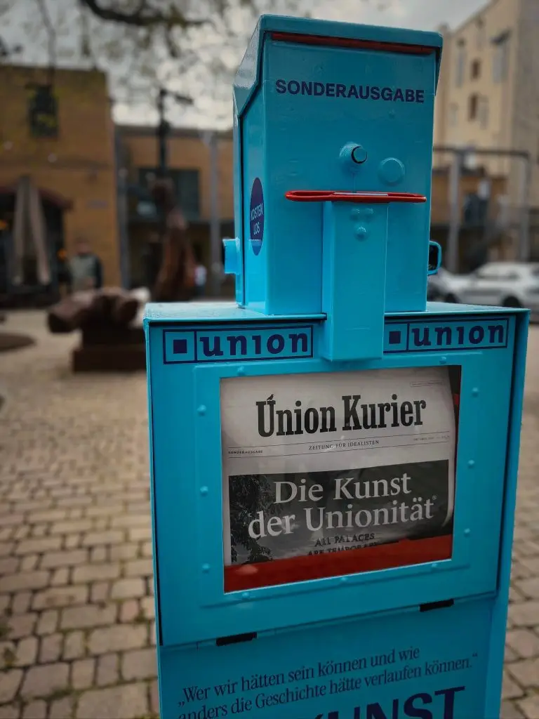 Blauer Zeitungsautomat für den "Union Kurier" auf dem Frankfurter Union-Gelände, Titelbild: "Die Kunst der Unionität".
