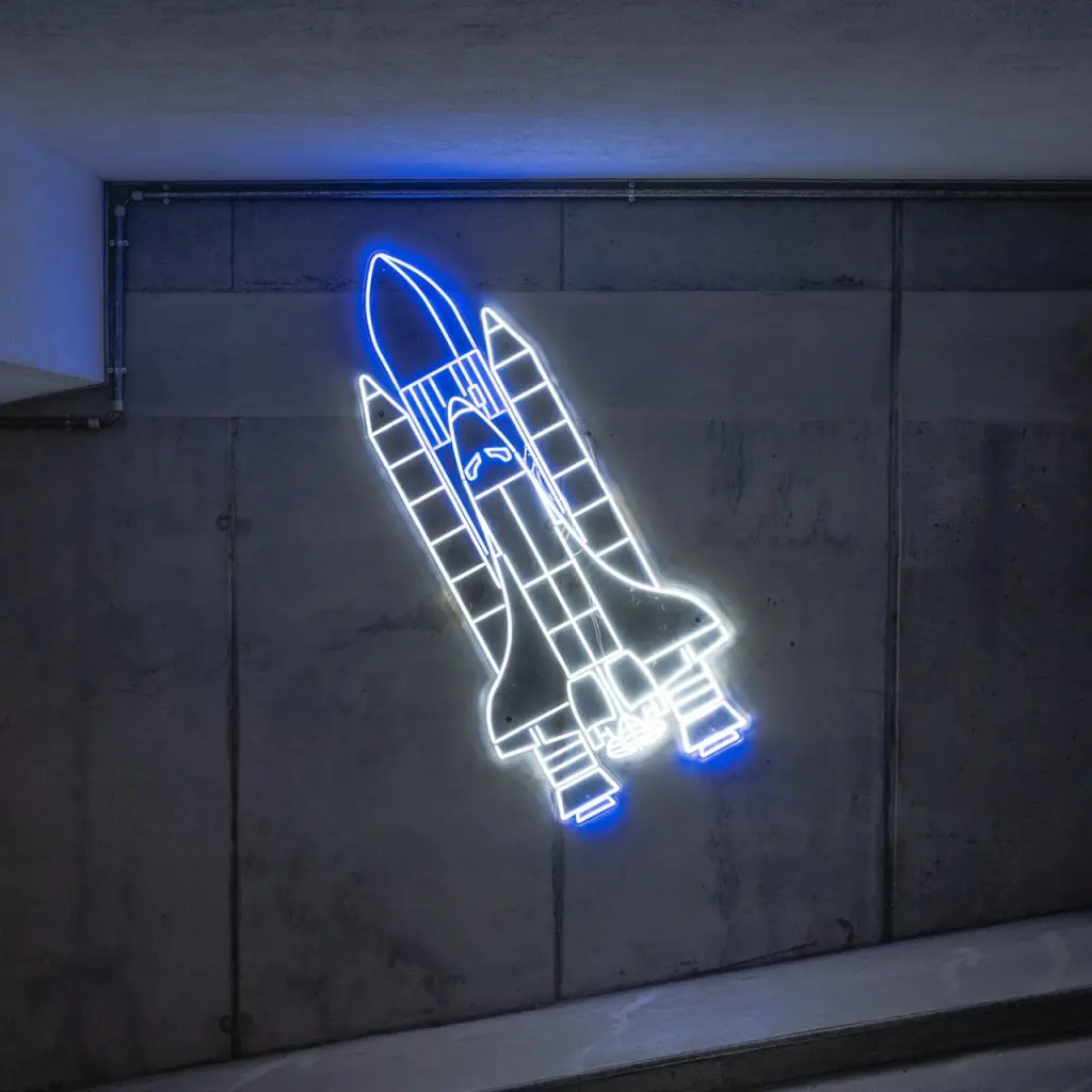 Weiß-blaue Neonröhren in Form eines Space Shuttles an einer Betonwand, Union-Gelände Frankfurt.