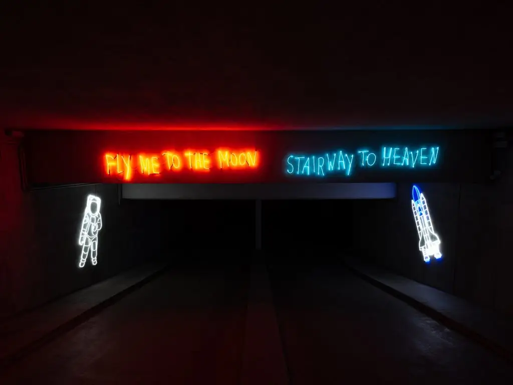 Garageneinfahrt Union-Gelände: Neon-Texte "FLY ME TO THE MOON", "STAIRWAY TO HEAVEN" mit Astronaut & Shuttle.