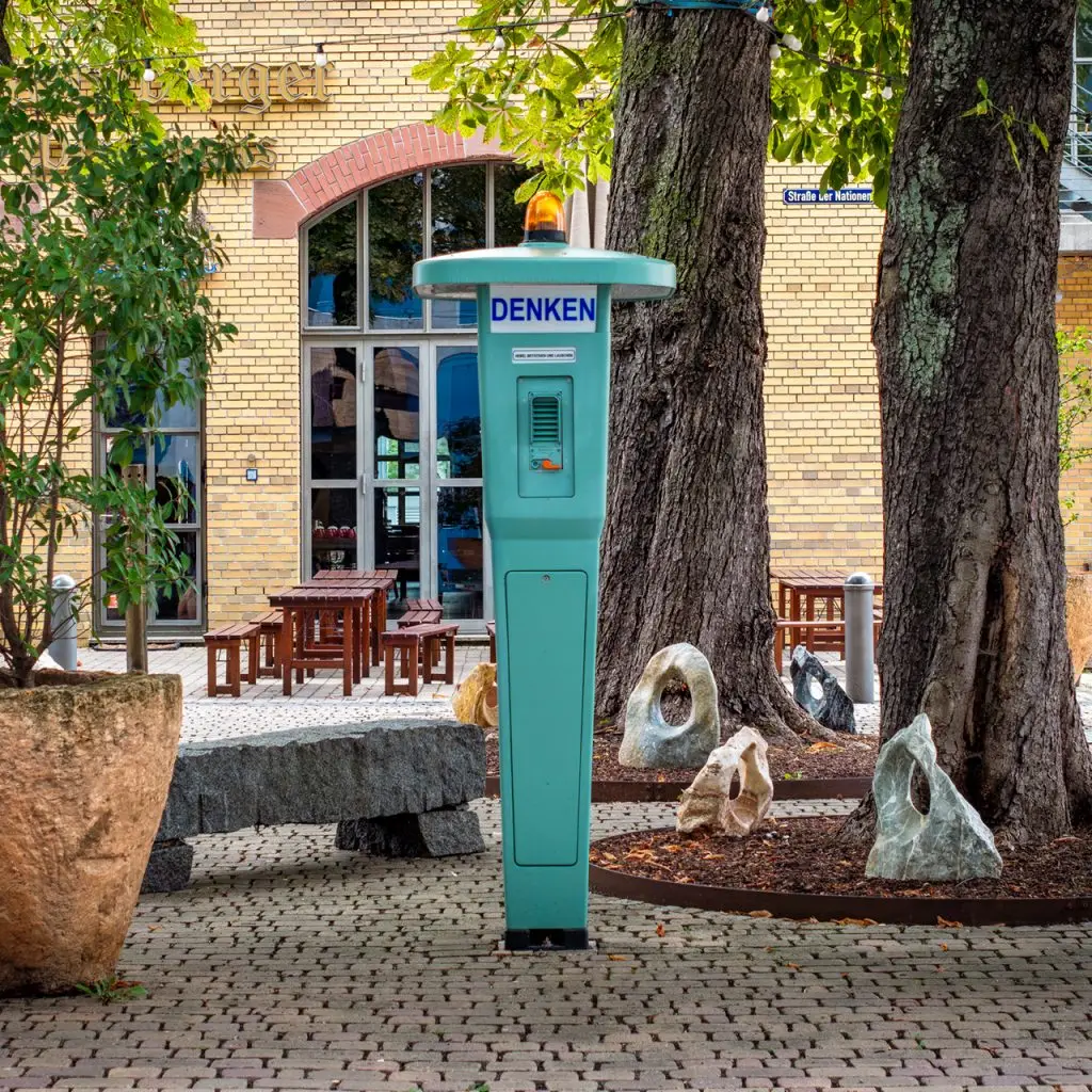 Türkisfarbene Notrufsäule als Kunstobjekt mit der Aufschrift "DENKEN" auf dem Union-Gelände in Frankfurt.