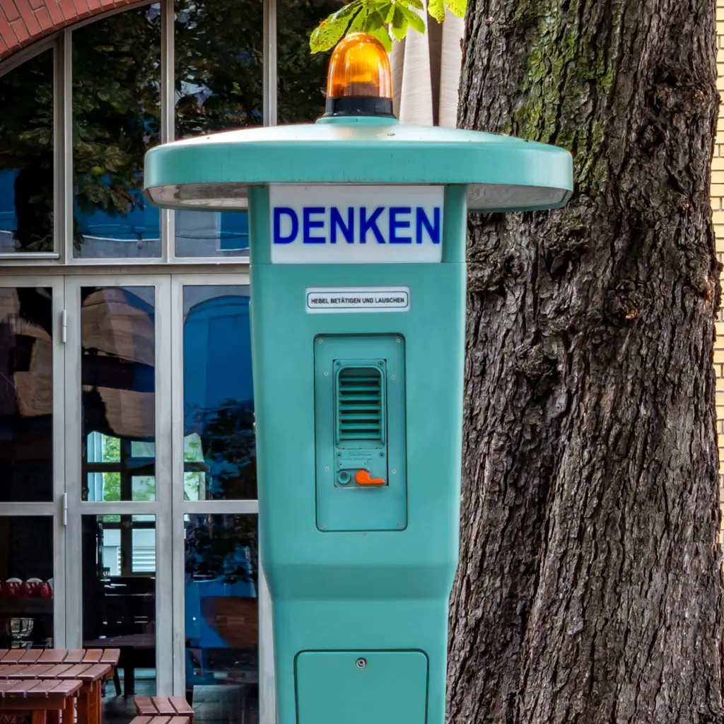 Bedienfeld der Notrufsäule "DENKEN" auf dem Frankfurter Union-Gelände mit dem Text "Hebel betätigen und lauschen".