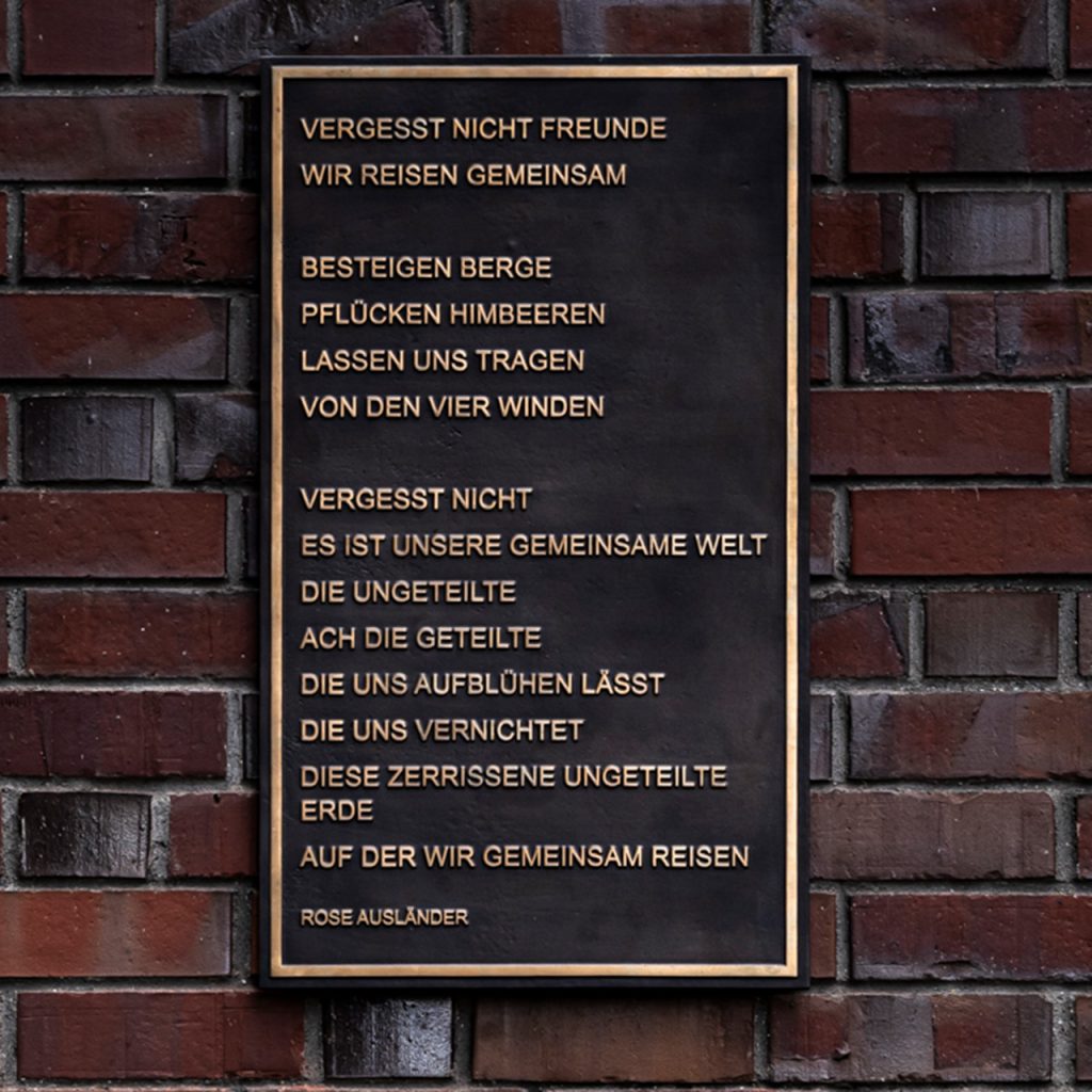Bronzetafel an Backsteinwand mit Gedicht "Vergesst nicht Freunde" von Rose Ausländer, Union-Gelände Frankfurt.