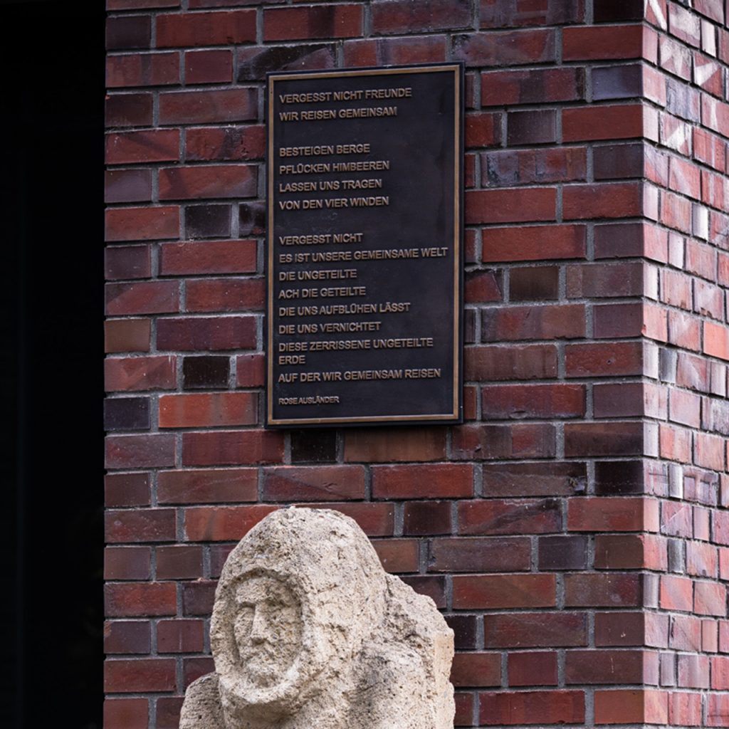 Nahaufnahme: Kopf der Steinskulptur direkt unter der Rose-Ausländer-Gedichttafel, Frankfurter Union-Gelände.