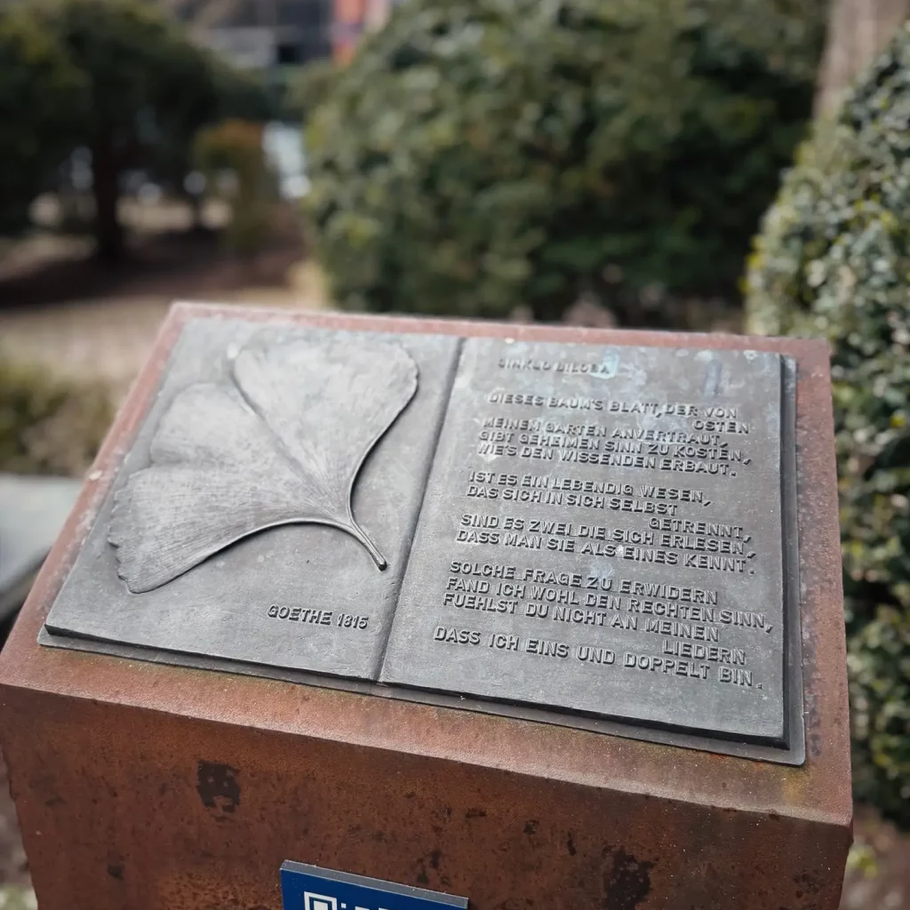 Bronzene Gedenktafel in Buchform mit Ginkgoblatt und Goethe-Gedicht auf dem Frankfurter Union-Gelände.