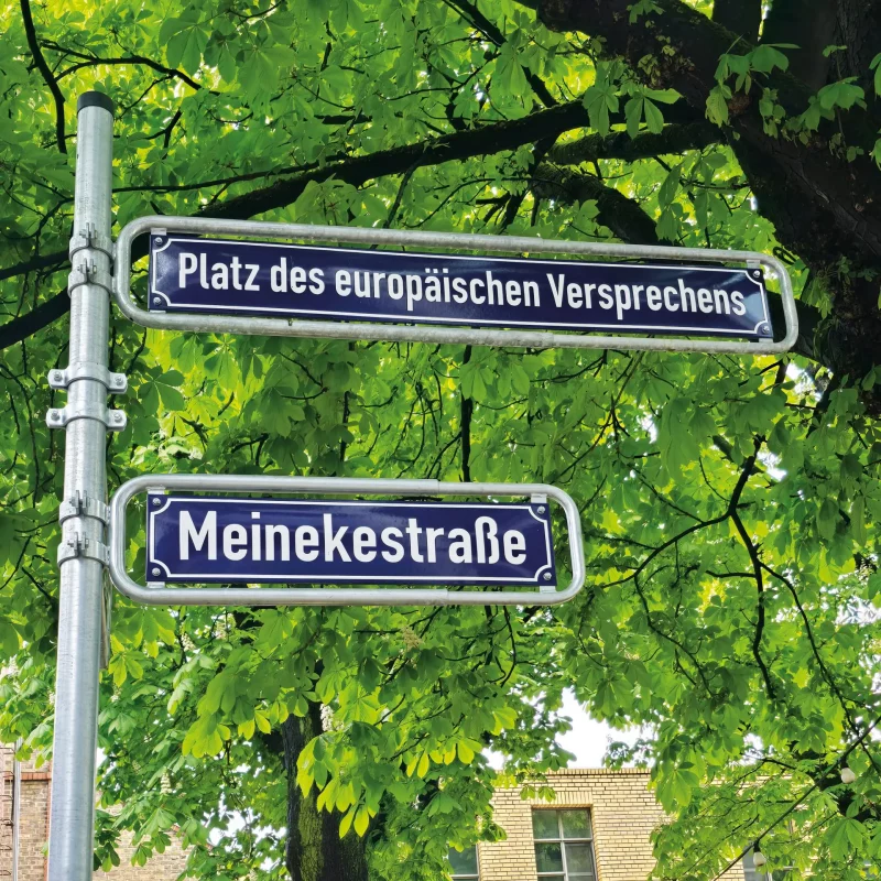 Platz des Europäischen Versprechens Es ist eine Verbeugung vor dem gleichnamigen Platz in Bochum vor der Christuskirche nach Entwürfen des Künstlers Jochen Gerz. In den Boden des Platzes wurden Platten mit den Namen von Bürgern eingelassen, die sich für ein vereintes, friedliches Europa einsetzen, in dem die Menschenrechte und die Würde des Einzelnen respektiert werden. Anielewicz-Platz Dieser Platz erinnert an die tapferen Kämpfer des Aufstands im Warschauer Ghetto und einen ihrer Anführer, den Kommandanten Mordechaj Anielewicz. Am 19. April 1943 schlugen sie los und leisteten mit unbeugsamem Mut Widerstand bis zuletzt. Berggasse 19 Die Adresse von Prof. Dr. Sigmund Freuds Privatpraxis im 9. Wiener Bezirk war wie ein Code für Eingeweihte. Überzeugt davon, dass psychische Erkrankungen in der persönlichen Geschichte ihren Ursprung haben, entwickelte Freud die Psychoanalyse. Denn nur wer sich selbst versteht, wird auch einen Platz in dieser aus den Fugen geratenen Welt finden. Gerade noch rechtzeitig konnte er 1938, nach dem Einmarsch der Deutschen, mit seiner Frau und seiner Tochter Anna nach England fliehen. Neuturmstraße 5 Am 1. Januar 1933 – 29 Tage vor Hitlers Ernennung zum Reichskanzler feierte hier, in dem Münchner Revuetheater „Bonbonniere“, „Die Pfeffermühle“ Premiere. Gegründet hatten das „literarische“ dezidiert antifaschistische „Cabarett“ Erika Mann, ihr Bruder Klaus, der Komponist Magnus Henning und die Schauspielerin Therese Giehse. Doch schon bald, nach der Premiere, emigrierten sie nach Zürich. Straße der Nationen So lautet die Adresse des Konzentrationslagers Ravensbrück in Fürstenberg an der Havel. Eine der Inhaftierten war Milena Jesenská. Kafkas Briefe an sie sind weltberühmt. Aber nur wenige wissen, dass die Journalistin und Übersetzerin auch eine mutige Widerstandskämpferin war. Die die Flucht von Juden und nichtjüdischen Emigranten organisierte und Kommunisten vor der Gestapo versteckte. Sie soll ihren Mitgefangenen immer Mut zugesprochen haben, wird berichtet. Aber die Befreiung hat sie nicht mehr erlebt. Am 17. Mai 1944 starb Milena Jesenská an den Folgen einer Nierenoperation. Rosenthaler Straße 39 Die Blindenwerkstatt in Berlin Mitte, wo Besen und Bürsten hergestellt wurden, existiert nach wie vor. Im dritten Reich versteckte hier der Kleinunternehmer Otto Weidt, selbst erblindet, seine jüdischen Mitarbeiter. Heute ist sie ein Museum. Roscherstraße 16 In dieser Berliner Straße wohnte der berühmte Kinderbuchautor Erich Kästner von 1929 bis 1944. Ausgewählt wurde die Adresse, weil sich hier der junge Schauspieler Hans Albrecht Löhr, der im Film „Emil und die Detektive“ den „kleinen Dienstag“ spielt, mit seinem großen Vorbild Kästner anfreundete. Meinekestraße 3 „Auschwitz kann sich jederzeit wiederholen“, so die bittere Erkenntnis des ungarischen Schriftstellers Imre Kertész. Sie steht auf der Gedenktafel an dem Haus in der Meinekestraße 3 in Berlin, wo er von 2001 bis 2012 gewohnt hat. In dem „Roman eines Schicksallosen“, an dem er 13 Jahre gearbeitet hat, hat er seine Erfahrungen in den Konzentrationslagern Auschwitz und Buchenwald beschrieben. 2002 erhielt er den Literaturnobelpreis. Wilhelm-Wild-Straße 8 Hier wohnte der Philosoph Ernst Bloch, als er in den 1950er Jahren in Leipzig lehrte. Und hier hat er „Das Prinzip Hoffnung“ redigiert. Das dreibändige Werk einer „konkreten Utopie“ ist mittlerweile ein philosophischer Klassiker. Konkret ist die Utopie deshalb, weil sie möglich ist. Die Träume von einem besseren Leben können Wirklichkeit werden. Nelly-Sachs-Straße 5 Im Nelly-Sachs-Haus in Düsseldorf, benannt wie die Straße nach der vor den Nazis nach Schweden geflohene Literaturnobelpreisträgerin, können jüdische Gemeindemitglieder ihren Lebensabend verbringen. Eine ihrer prominentesten Bewohnerinnen war Rose Ausländer. Lyrikerin wie die Namensgeberin, die sie sehr verehrte, widmete sie sich ganz dem Schreiben und empfing nur wenig Besuch. Rose Ausländer und Nelly Sachs kannten sich nicht persönlich, aber beide verband ihre Freundschaft mit Paul Celan und ihre intensive Auseinandersetzung mit den Traumata des Holocaust. Grüneburgweg 95 1894 wohnten hier in Frankfurt am Main der Komponist Engelbert Humperdinck, bekannt für seine Oper „Hänsel und Gretel“, und Heinrich Hoffmann, der Arzt und Autor des „Struwwelpeter“. Von 1851 bis 1888 war Hoffmann Direktor der „Anstalt für Irre und Epileptische“. Er gilt als Reformer der Jugendpsychiatrie und hat den modernen Neubau der Klinik im Westen der Stadt auf dem Affensteiner Feld veranlasst. Hoffmann, der mit seiner Familie und „seinen Kranken“ unter einem Dach lebte, fand, dass der Eintritt des Arztes in eine Abteilung etwas vom Sonnenaufgang an sich haben müsse.