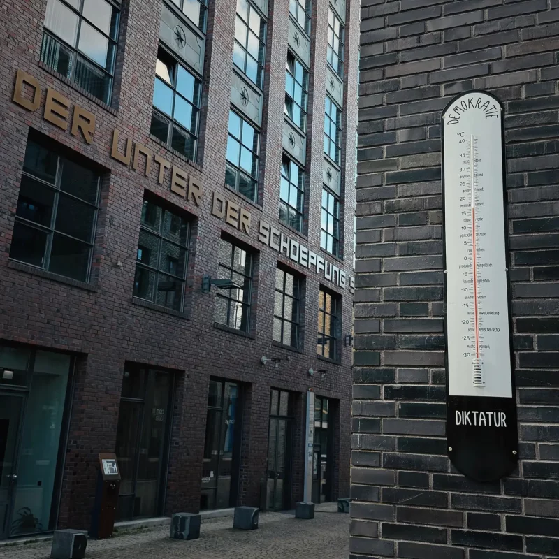 Demokrameter von Johannes J. Winges auf dem Union-Gelände Frankfurt — Emaille-Thermometer zwischen Demokratie und Diktatur.
