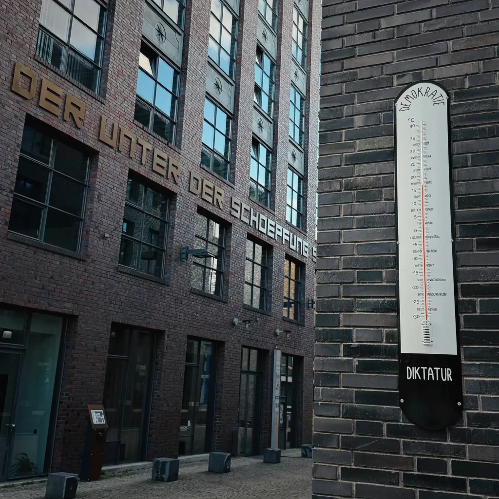 Demokrameter von Johannes J. Winges auf dem Union-Gelände Frankfurt — Emaille-Thermometer zwischen Demokratie und Diktatur.