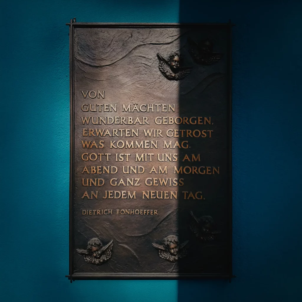 Bronzetafel mit Bonhoeffer-Zitat „Von guten Mächten" an türkiser Wand, Union-Gelände Frankfurt.